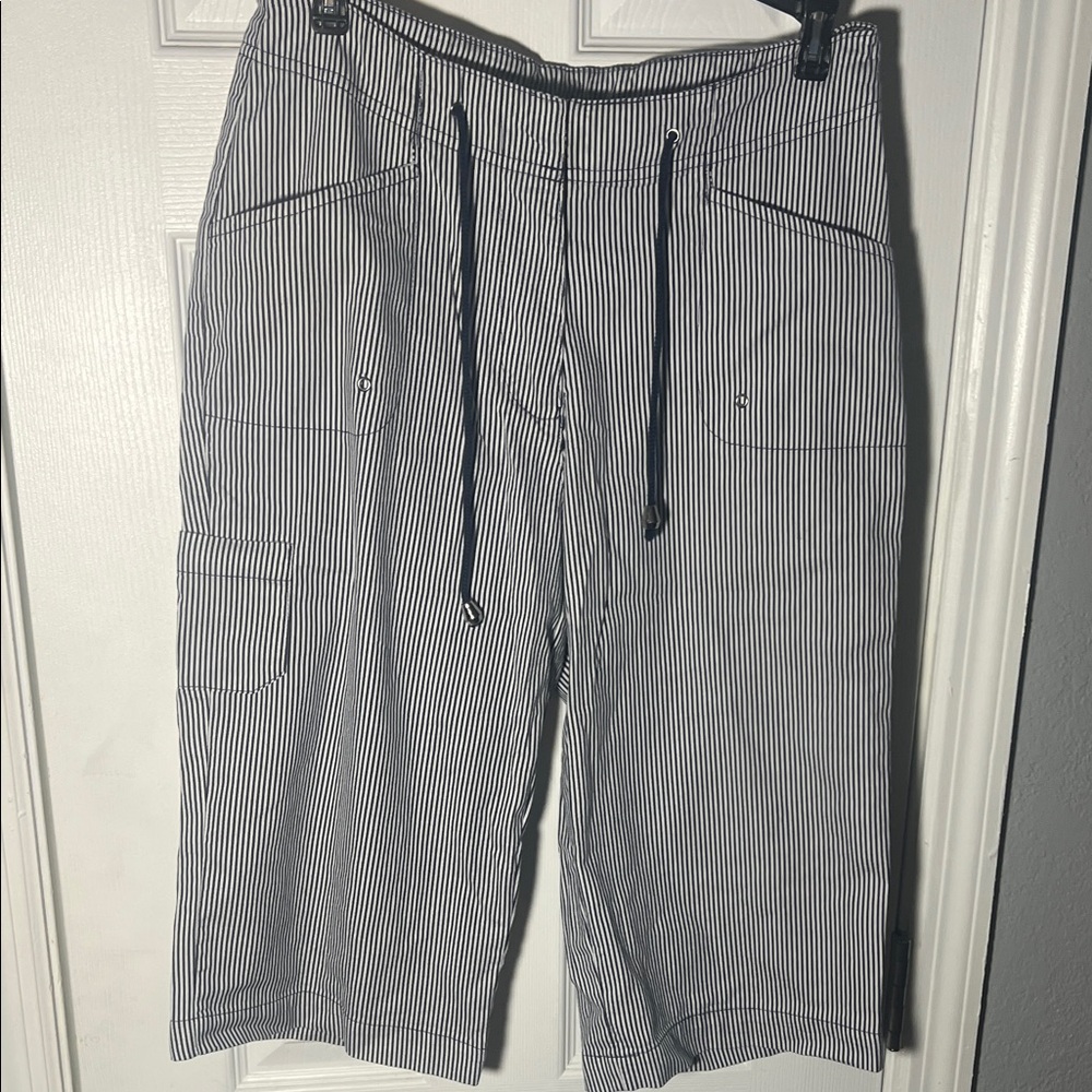 Hillard & Hanson Women's Black and White Striped  Capris Pants